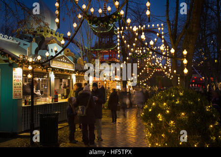 Danemark, Copenhague, les jardins de Tivoli, Marché de Noël, les visiteurs au stand boissons festives Banque D'Images