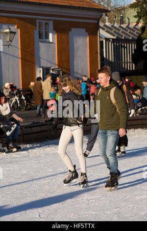 Danemark, copenhague, Frederiksberg Gardens, couple patinant sur Noël patinoire publique Banque D'Images