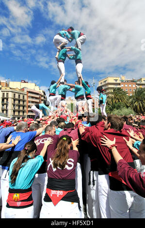 Les Castellers, tour traditionnel à côté du temple de la Sagrada Familia, Barcelone, Catalogne, Espagne. Banque D'Images