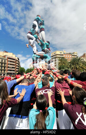 Les Castellers, tour traditionnel à côté du temple de la Sagrada Familia, Barcelone, Catalogne, Espagne. Banque D'Images