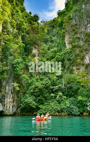 Kyaking à Ko Talabeng), province de Krabi, Thaïlande Banque D'Images