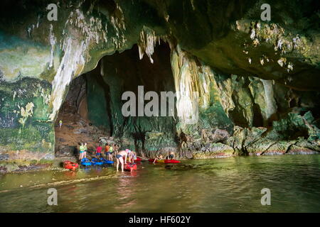 Les touristes explorant Ko Talabeng Grotte, province de Krabi, Thaïlande Banque D'Images