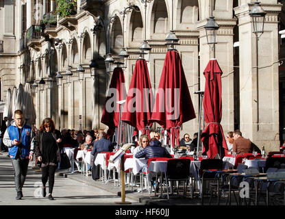 Les gens qui marchent autour de la place royale de barceelona Banque D'Images