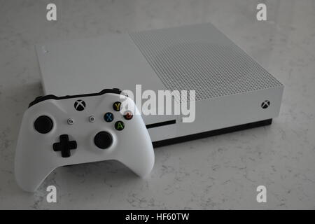Un livre blanc Une Xbox S'affiche sur un fond de marbre blanc Banque D'Images