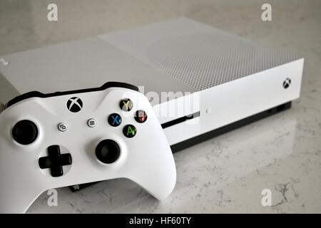 Un livre blanc Une Xbox S'affiche sur un fond de marbre blanc Banque D'Images