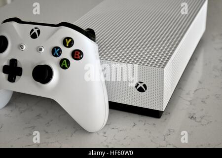 Un livre blanc Une Xbox S'affiche sur un fond de marbre blanc Banque D'Images