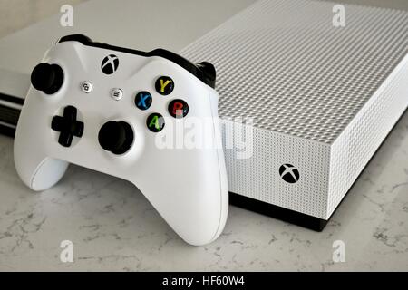 Un livre blanc Une Xbox S'affiche sur un fond de marbre blanc Banque D'Images