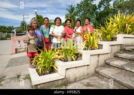 Portrait de Christian catholique philippines qui vendre des bougies votives en dehors de leur église à Bogo City, Cebu, Philippines. Banque D'Images