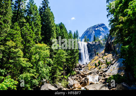L'automne est le Vernal 317 pieds sur la rivière Merced cascade juste en aval du Nevada Fall in Yosemite National Park, Californie. Automne Vernal, ainsi que Banque D'Images