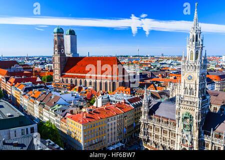 Les toits de Munich, centre-ville vue, nouvel hôtel de ville (Neues Rathaus), Bavière, Allemagne Banque D'Images