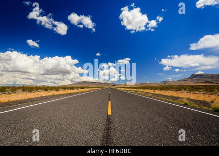 La route de comté 91 Littlefield, AZ 86432, USA. Route sans fin dans le désert de l'Arizona. Banque D'Images