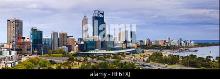 La ville de Perth CBD large panorama de Kings Park lookout élevé sur l'apparence d'un matin d'été. Gratte-ciel et tours d'affaires d'exploitation des capitaux australiens Banque D'Images