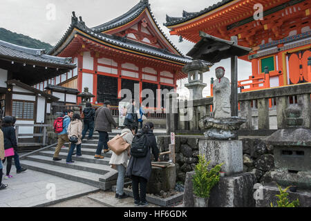 Purification rituelle tsukubai près de Pagode à droite le Kiyomizu-dera, temple bouddhiste, Kyoto, Japon Banque D'Images