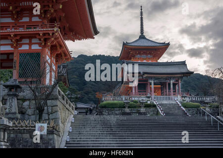 Tôt le matin à l'Nio-mon (porte principale, à gauche) et Sai-Mon (porte ouest, centre), le Kiyomizu-dera, temple bouddhiste, Kyoto, Japon Banque D'Images