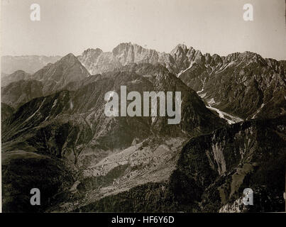 Une photographie de la première Guerre mondiale montrant une continuation des ordres militaires du commandement de la 10e armée, avec des cartes détaillées et des instructions pour les troupes. Cette image représente la planification militaire stratégique pendant le conflit. Banque D'Images