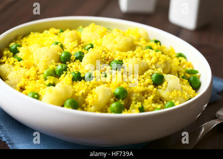 Couscous au curry avec des petits pois, le chou-fleur, le gingembre et l'ail, photographié avec une lumière naturelle (Selective Focus) Banque D'Images