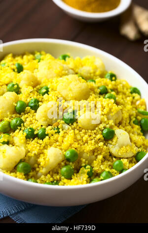 Couscous au curry avec des petits pois, le chou-fleur, le gingembre et l'ail, photographié avec une lumière naturelle (Selective Focus) Banque D'Images