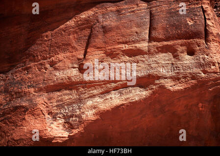 Les peintures rupestres, Wadi Rum, Désert d'Arabie, Jordanie Banque D'Images