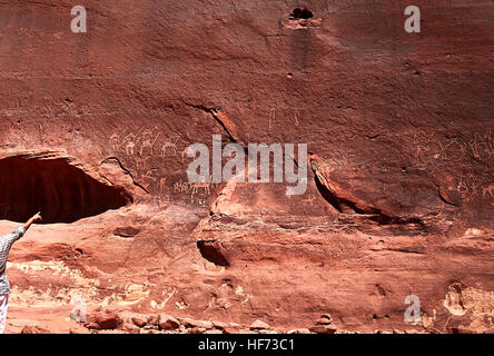 Les peintures rupestres, Wadi Rum, Désert d'Arabie, Jordanie Banque D'Images