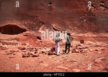 Les touristes wathing peintures de roche, Wadi Rum, Désert d'Arabie, Jordanie Banque D'Images