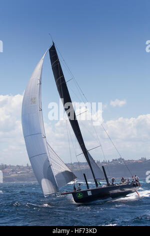 SYDNEY, AUSTRALIE - Décembre 26,2016 : un yacht est entraînée vers le bas de la côte, dans l'Assemblée Sydney to Hobart yacht race. La "grande race" est très populaire avec les S Banque D'Images