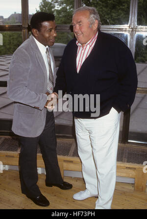 FLOYD PATTERSON US boxar avec son ami et ancien adversaire le suédois Ingemar Johansson Banque D'Images