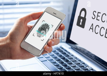 Personne à l'aide de la lecture des empreintes digitales sur téléphone mobile pour la sécurité de la biométrie, l'ordinateur en arrière-plan Banque D'Images
