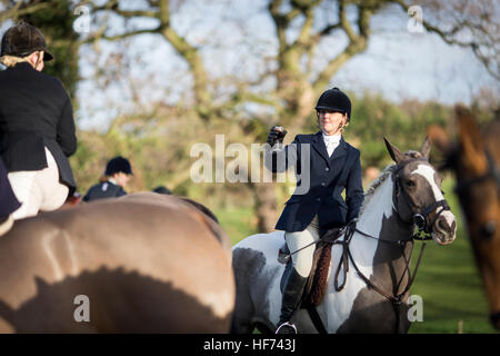 Faites glisser le Cheshire et chiens de chasse suit les ligne Doyen près de Wilmslow Cheshire , l'Angleterre d'aujourd'hui (Boxing Day , lundi 26 Banque D'Images