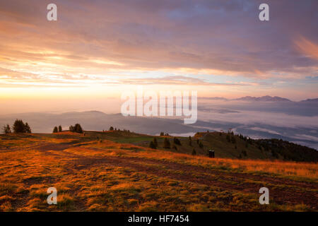 Matin incroyable dans les mat Gerlitzen en Autriche.météo inverse et vue sur les montagnes de Slovénie. Banque D'Images