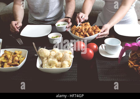 Couple mange le dîner à la maison. Effectuées dans la stylisation vintage Banque D'Images