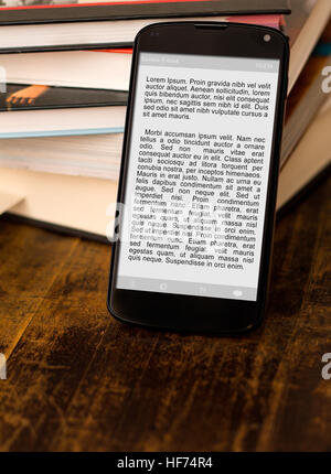 La lecture de livres sur smartphone. Banque D'Images