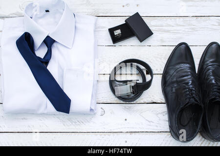 Accessoires de style de l'homme. Sur la composition du conseil en bois blanc Banque D'Images