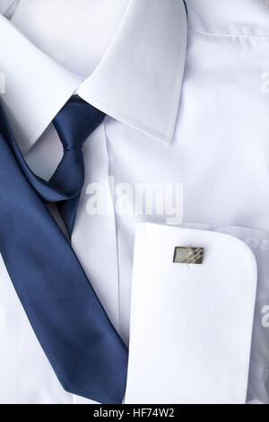 L'homme chemise blanche avec Cravate et Boutons de manchette bleu Banque D'Images