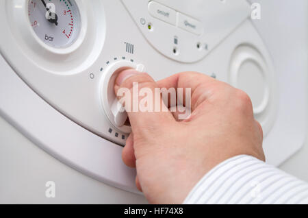 Le réglage du chauffage central au niveau du panneau de chauffage au gaz Banque D'Images