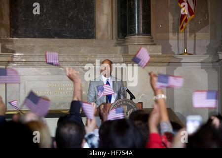 Le secrétaire américain à la sécurité intérieure Jeh Johnson parle au cours d'une cérémonie de naturalisation à 50 nouveaux citoyens américains aux Archives nationales le 18 juin 2014 à Washington, DC. Banque D'Images