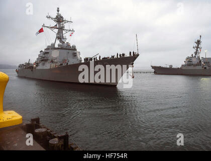 La marine américaine de la classe Arleigh Burke destroyer lance-missiles USS Sampson arrive à son port d'attache à la Station Navale Everett 23 décembre 2016 à Everett, Washington. Banque D'Images