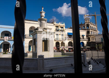 Fontaine derrière les garde-corps sur la Plaza Vieja, La Havane, Cuba. Banque D'Images