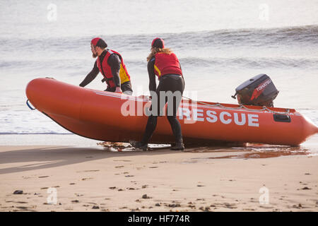 Lifeguard Bournemouth donner corps à une démonstration de leurs techniques en sauvetage dans la mer à Durley Chine, Bournemouth, Royaume-Uni Le Boxing Day Banque D'Images