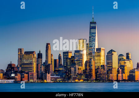 Lower Manhattan au coucher du soleil vu de Hoboken, New Jersey Banque D'Images