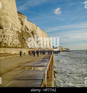 Une promenade d'hiver. Marcher le long de la promenade. Banque D'Images