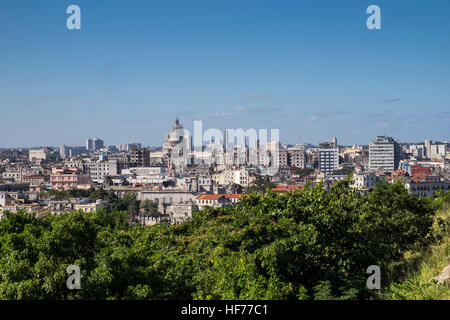 Vue sur l'horizon de La Havane du Parque Historico Militar Morro Cabana, La Havane, Cuba. Banque D'Images