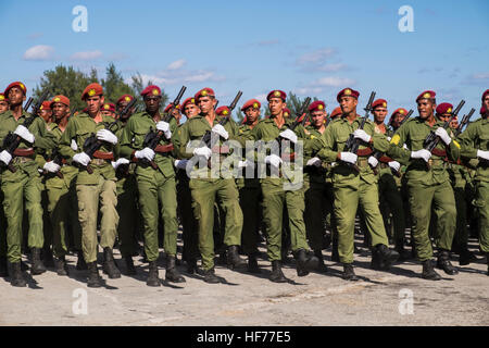 Le personnel militaire sur les marches d'entraînement pour la parade annuelle en l'honneur de la Révolution, La Havane, Cuba. Banque D'Images