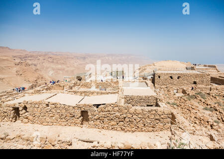 Massada, ISRAËL - 7 avril 2016 : les gens d'explorer les collines antiques et les ruines de la forteresse romaine de Masada National Park , un site du patrimoine mondial, tel que déclaré b Banque D'Images