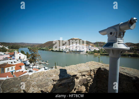 La ville Alcoutim au Portugal et de la ville de Sanlúcar de Guadiana en Espagne à la rivière Rio Guadiana sur la frontière du Portugal et l'Espagne à l'Alg Banque D'Images