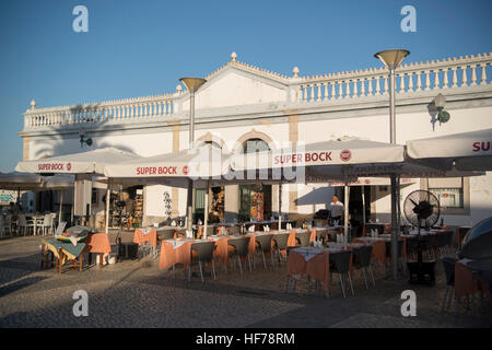 L'ancien hall de marché dans la vieille ville de Tavira, à l'Algarve au sud du Portugal dans l'Europe. Banque D'Images