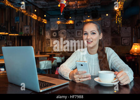 Woman working on laptop Banque D'Images