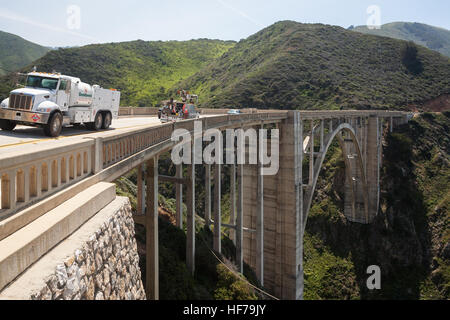 Location,voitures,sur,lent,liquidation,scenic,route,at, Bixby, pont, sur, la Route Nationale 1, la Pacific Coast Highway, PCH, Californie,USA,United States of America, Banque D'Images