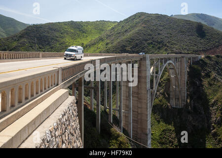 Location,voitures,sur,lent,liquidation,scenic,route,at, Bixby, pont, sur, la Route Nationale 1, la Pacific Coast Highway, PCH, Californie,USA,United States of America, Banque D'Images