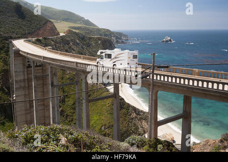 Location,voitures,sur,lent,liquidation,scenic,route,at, Bixby, pont, sur, la Route Nationale 1, la Pacific Coast Highway, PCH, Californie,USA,United States of America, Banque D'Images