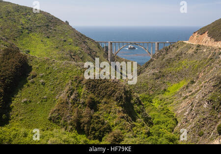 Location,voitures,sur,lent,liquidation,scenic,route,at, Bixby, pont, sur, la Route Nationale 1, la Pacific Coast Highway, PCH, Californie,USA,United States of America, Banque D'Images
